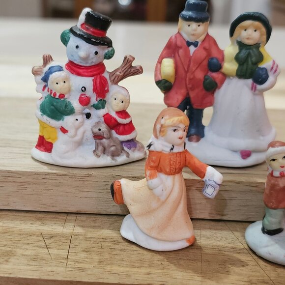 4 Porcelain Christmas Village Figurines Set Snowman & Family Scenes 2-1/4" talle - Picture 3 of 7